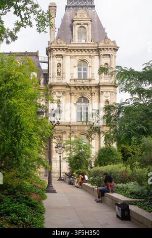 Hôtel de Ville Rathaus und Jardin des Combattants-de-la-Nueve in Paris, Frankreich. Stockfoto