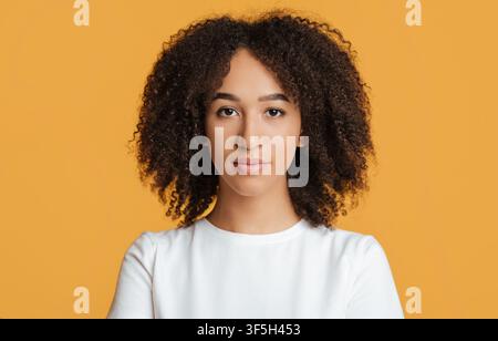Menschliche Emotionen und strenges Aussehen der Person Stockfoto