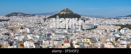 Stadtbild von Athen vom Akropolis-Hügel aus mit dem Lykabettus-Hügel im Hintergrund Stockfoto