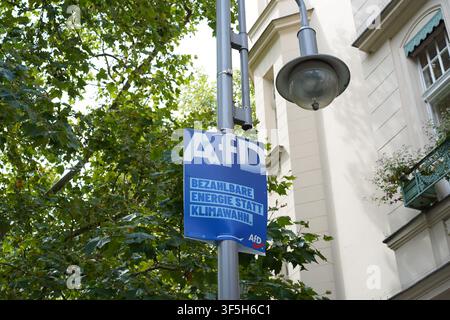 Berlin, Deutschland – 2. August 2026: AfD-Wahlplakat für die Berliner Landtagswahl 2026 mit dem Slogan „Bezahlbare Energie statt Klimawahn“. Stockfoto