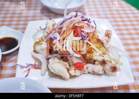 Tangsuyuk, knuspriges süß-saures Schweinefleisch mit Gemüse serviert, in einem koreanisch-chinesischen Restaurant. Stockfoto