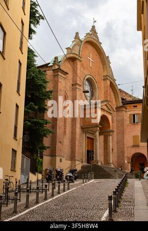 Bologna, Italien - 24. August 2026: Außenansicht der Kirche San Giovanni in Monte Stockfoto