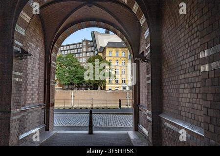 HAMBURG, DEUTSCHLAND - 22. SEPTEMBER 2025: Dies ist ein gewölbter Durchgang zum Ufer vom Hof eines der Gebäude in der Speicherstadt di Stockfoto