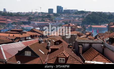 Erhöhte Aussicht über Terracotta-Dächer zur Douro-Fluss und Port-Weinkellereien von Vila Nova de Gaia, Porto, Portugal — Konzept: Historische Stadtlandschaft Stockfoto