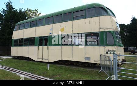 Die große alte Doppeldeckerstraßenbahn von Blackpool Transport ist der ikonische englische Electric Balloon-Wagen, der 1934 eingeführt wurde. Stockfoto