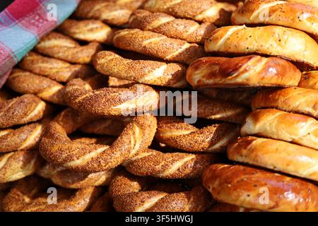 ein Haufen traditioneller türkischer Baguettes simit Stockfoto
