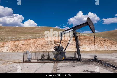 Luftbild einer Ömpumpe in einer ländlichen Landschaft – Ölförderung und Fossilenergieproduktionsstätte Stockfoto