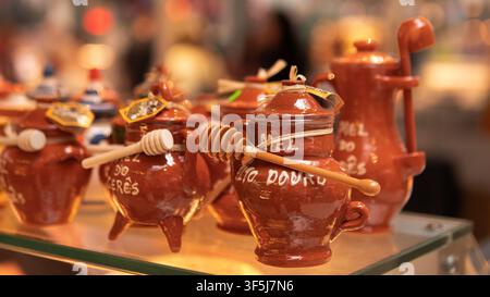 Traditionelle portugiesische Terrakotta-Honiggläser mit hölzernen Schöpfern auf einem Marktregal im Mercado do Bolhão, Porto — Handwerkskunst, lokales Souvenir Stockfoto