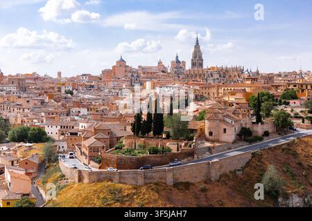 Panoramblick auf Toledo, Spanien, mit mittelalterlichen Dächern, Kathedraltürmen und Stadtmauern unter einem hellen Himmel, ein klassisches Reiseziel in Kastilien Stockfoto