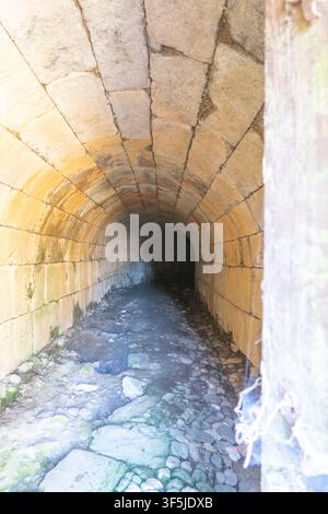 Steintunnel in der historischen Festung Almeida in Portugal Stockfoto
