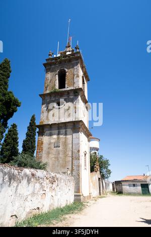 Almeida-Glockenturm steht unter blauem Himmel in Portugal Stockfoto
