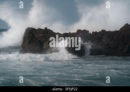 Mächtige Atlantikwellen schlagen gegen vulkanische Klippen in Lanzarote, Kanarische Inseln. Stockfoto