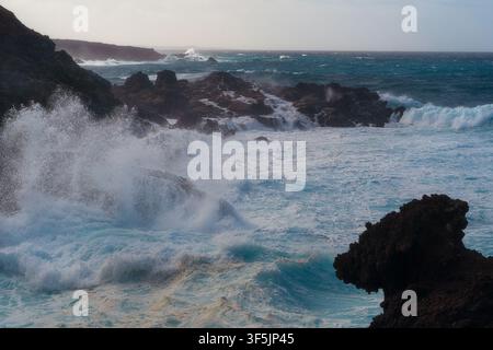 Wildes Atlantik-Surfen bricht über die vulkanische Küstenlinie an der Küste von Lanzarote Stockfoto