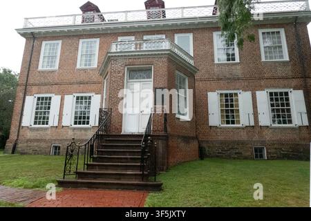 29. Juli 2026, Albany, New York, USA: Die Schuyler Mansion ist ein historisches Haus in der 32 Catherine Street in Albany, New York. Das Backsteinhaus ist heute ein Museum und ein offizielles National Historic Landmark. Die Schuyler Mansion war der Wohnsitz von Philip J. Schuyler, dem Major General des Unabhängigkeitskrieges, US-Senator, Agrarier und Geschäftsmann. Er und seine Frau, Catharine Van Rensselaer, stammten aus wohlhabenden und mächtigen niederländischen Familien. Zusammen zogen sie acht Kinder in diesem Haus auf. Das Haus wurde im georgianischen Stil erbaut, was Schuylers englische Vorlieben widerspiegelt, auf einer Klippe mit Blick auf den Hudson River. Ursprünglich si Stockfoto