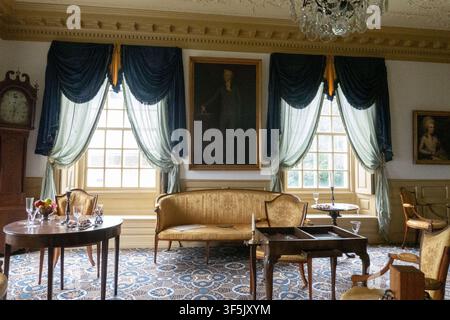29. Juli 2026, Albany, New York, USA: Das Wohnzimmer, in dem Eliza Schuyler und Alexander Hamilton in der Schuyler Mansion heirateten, einem historischen Haus in der 32 Catherine Street in Albany, New York. Das Backsteinhaus ist heute ein Museum und ein offizielles National Historic Landmark. Die Schuyler Mansion war der Wohnsitz von Philip J. Schuyler, dem Major General des Unabhängigkeitskrieges, US-Senator, Agrarier und Geschäftsmann. Er und seine Frau, Catharine Van Rensselaer, stammten aus wohlhabenden und mächtigen niederländischen Familien. Zusammen zogen sie in diesem Haus acht Kinder groß. Das Haus wurde im georgianischen Stil erbaut und spiegelt Schuyle Stockfoto