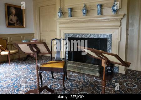 29. Juli 2026, Albany, New York, USA: Das Wohnzimmer, in dem Eliza Schuyler und Alexander Hamilton in der Schuyler Mansion heirateten, einem historischen Haus in der 32 Catherine Street in Albany, New York. Das Backsteinhaus ist heute ein Museum und ein offizielles National Historic Landmark. Die Schuyler Mansion war der Wohnsitz von Philip J. Schuyler, dem Major General des Unabhängigkeitskrieges, US-Senator, Agrarier und Geschäftsmann. Er und seine Frau, Catharine Van Rensselaer, stammten aus wohlhabenden und mächtigen niederländischen Familien. Zusammen zogen sie in diesem Haus acht Kinder groß. Das Haus wurde im georgianischen Stil erbaut und spiegelt Schuyle Stockfoto