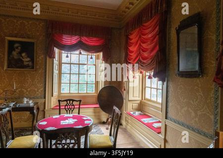 29. Juli 2026, Albany, New York, USA: Der rote Raum im Schuyler Mansion, einem historischen Haus in der 32 Catherine Street in Albany, New York. Das Backsteinhaus ist heute ein Museum und ein offizielles National Historic Landmark. Schuyler Mansion war der Wohnsitz von Philip J. Schuyler, dem Major General des Unabhängigkeitskriegs, US-Senator, Agrarier und Geschäftsmann. Er und seine Frau, Catharine Van Rensselaer, stammten aus wohlhabenden und mächtigen holländischen Familien. Zusammen zogen sie acht Kinder in diesem Haus groß. Das Haus wurde im georgianischen Stil erbaut, was Schuylers englischen Geschmack widerspiegelt, auf einer Klippe mit Blick auf den Hudson River. Stockfoto