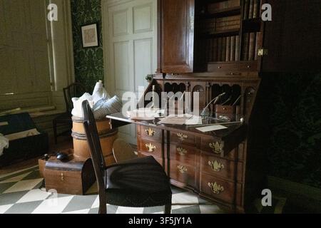 29. Juli 2026, Albany, New York, USA: Die Schuyler Mansion ist ein historisches Haus in der 32 Catherine Street in Albany, New York. Das Backsteinhaus ist heute ein Museum und ein offizielles National Historic Landmark. Die Schuyler Mansion war der Wohnsitz von Philip J. Schuyler, dem Major General des Unabhängigkeitskrieges, US-Senator, Agrarier und Geschäftsmann. Er und seine Frau, Catharine Van Rensselaer, stammten aus wohlhabenden und mächtigen niederländischen Familien. Zusammen zogen sie acht Kinder in diesem Haus auf. Das Haus wurde im georgianischen Stil erbaut, was Schuylers englische Vorlieben widerspiegelt, auf einer Klippe mit Blick auf den Hudson River. Ursprünglich si Stockfoto