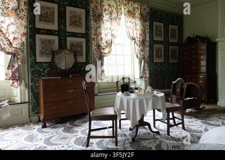 29. Juli 2026, Albany, New York, USA: Ein Schlafzimmer in der Schuyler Mansion, einem historischen Haus in der Catherine Street 32 in Albany, New York. Die Backsteinvilla ist heute ein Museum und ein offizielles National Historic Landmark. Die Schuyler Mansion war der Wohnsitz von Philip J. Schuyler, dem Major General des Unabhängigkeitskrieges, US-Senator, Landwirt und Geschäftsmann. Er und seine Frau, Catharine Van Rensselaer, stammten aus wohlhabenden und mächtigen niederländischen Familien. Zusammen zogen sie in diesem Haus acht Kinder auf. Das Haus wurde im georgianischen Stil erbaut, der Schuylers englischen Geschmack widerspiegelt, auf einer Klippe mit Blick auf den Hudson River. Orse Stockfoto