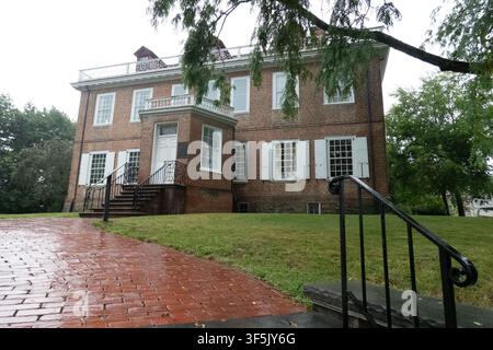 29. Juli 2026, Albany, New York, USA: Die Schuyler Mansion ist ein historisches Haus in der 32 Catherine Street in Albany, New York. Das Backsteinhaus ist heute ein Museum und ein offizielles National Historic Landmark. Die Schuyler Mansion war der Wohnsitz von Philip J. Schuyler, dem Major General des Unabhängigkeitskrieges, US-Senator, Agrarier und Geschäftsmann. Er und seine Frau, Catharine Van Rensselaer, stammten aus wohlhabenden und mächtigen niederländischen Familien. Zusammen zogen sie acht Kinder in diesem Haus auf. Das Haus wurde im georgianischen Stil erbaut, was Schuylers englische Vorlieben widerspiegelt, auf einer Klippe mit Blick auf den Hudson River. Ursprünglich si Stockfoto