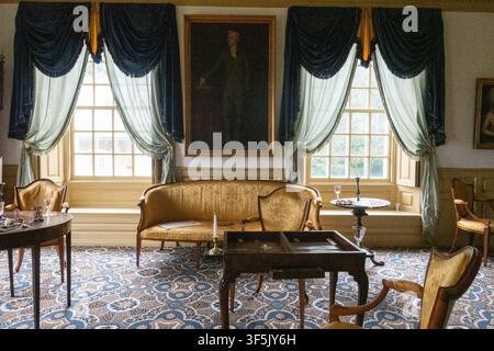 29. Juli 2026, Albany, New York, USA: Das Wohnzimmer, in dem Eliza Schuyler und Alexander Hamilton in der Schuyler Mansion heirateten, einem historischen Haus in der 32 Catherine Street in Albany, New York. Das Backsteinhaus ist heute ein Museum und ein offizielles National Historic Landmark. Die Schuyler Mansion war der Wohnsitz von Philip J. Schuyler, dem Major General des Unabhängigkeitskrieges, US-Senator, Agrarier und Geschäftsmann. Er und seine Frau, Catharine Van Rensselaer, stammten aus wohlhabenden und mächtigen niederländischen Familien. Zusammen zogen sie in diesem Haus acht Kinder groß. Das Haus wurde im georgianischen Stil erbaut und spiegelt Schuyle Stockfoto