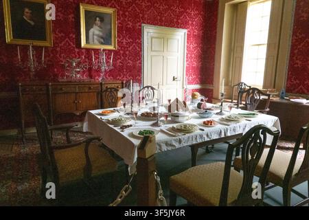 29. Juli 2026, Albany, New York, USA: Das Esszimmer im Schuyler Mansion, einem historischen Haus in der Catherine Street 32 in Albany, New York. Das Backsteinhaus ist heute ein Museum und ein offizielles National Historic Landmark. Schuyler Mansion war der Wohnsitz von Philip J. Schuyler, dem Major General des Unabhängigkeitskrieges, US-Senator, Agrarier und Geschäftsmann. Er und seine Frau, Catharine Van Rensselaer, stammten aus wohlhabenden und einflussreichen niederländischen Familien. Zusammen zogen sie acht Kinder in diesem Haus auf. Das Haus wurde im georgianischen Stil erbaut, was Schuylers englischen Geschmack widerspiegelt, auf einer Klippe mit Blick auf den Hudson Riv Stockfoto