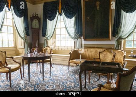 29. Juli 2026, Albany, New York, USA: Das Wohnzimmer, in dem Eliza Schuyler und Alexander Hamilton in der Schuyler Mansion heirateten, einem historischen Haus in der 32 Catherine Street in Albany, New York. Das Backsteinhaus ist heute ein Museum und ein offizielles National Historic Landmark. Die Schuyler Mansion war der Wohnsitz von Philip J. Schuyler, dem Major General des Unabhängigkeitskrieges, US-Senator, Agrarier und Geschäftsmann. Er und seine Frau, Catharine Van Rensselaer, stammten aus wohlhabenden und mächtigen niederländischen Familien. Zusammen zogen sie in diesem Haus acht Kinder groß. Das Haus wurde im georgianischen Stil erbaut und spiegelt Schuyle Stockfoto