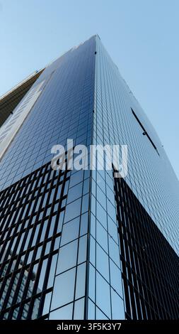 Das Umeda Sky Building in Osaka, Japan, zeigt ein atemberaubendes Beispiel moderner Architektur mit seinem schlanken Design und innovativer Ingenieurskunst, das i Stockfoto
