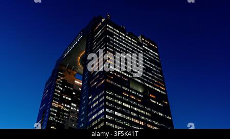 Das Umeda Sky Building in Osaka, Japan, leuchtet vor dem Nachthimmel. Seine einzigartige Architektur und Beleuchtung machen es zu einem ikonischen Wahrzeichen, das Touristen anzieht Stockfoto