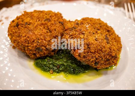 Italienische Meetballs Polpetten mit Brotkrumenüberzug mit Rindfleisch, serviert im traditionellen italienischen Restaurant Osteria trattoria mit Olivenöl, g Stockfoto
