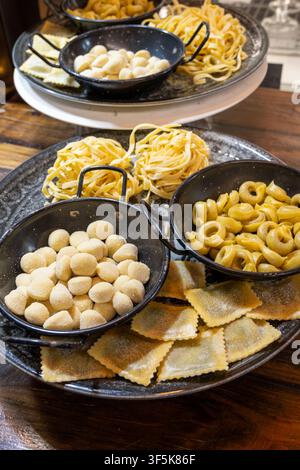 Frische, handwerkliche Pasta, ungekocht auf Teller, beim Eingang in das traditionelle Osteria Trattoria Restaurant in Rom, Italien, italienische, hochwertige Speisen Stockfoto