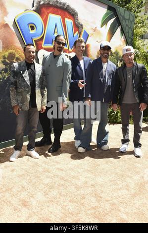 Ca. 02. Aug., 2026. AJ McLean, Nick Carter, Kevin Richardson, Howie Dorough, Brian Littrell bei den Ankünften zur globalen Premiere von PAW PATROL: THE DINO MOVIE, Paramount Theater, Los Angeles, CA, 2. August 2026. Credit: Elizabeth Goodenough/Everett Collection/Alamy Live News Stockfoto