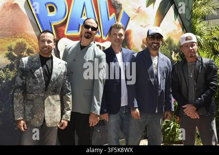 Ca. 02. Aug., 2026. AJ McLean, Nick Carter, Kevin Richardson, Howie Dorough, Brian Littrell bei den Ankünften zur globalen Premiere von PAW PATROL: THE DINO MOVIE, Paramount Theater, Los Angeles, CA, 2. August 2026. Credit: Elizabeth Goodenough/Everett Collection/Alamy Live News Stockfoto