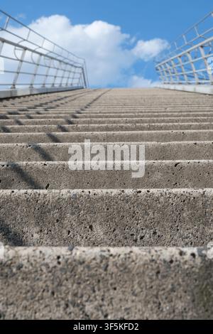 Eine Nahaufnahme von Beton-Außentreppen, fotografiert aus einer extremen Tiefenperspektive. Stockfoto