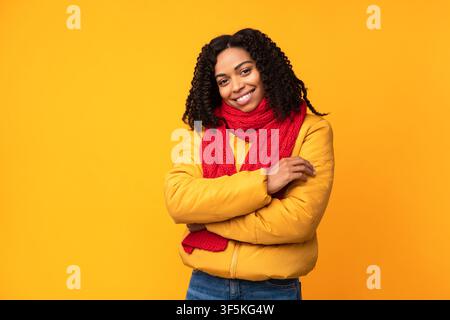 Fröhliche Schwarze Dame Trägt Winterjacke Posiert Über Gelben Hintergrund Stockfoto