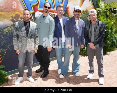 Los Angeles, USA. 02. Aug., 2026. (v.l.n.r.) Backstreet Boys - Howie Dorough, Kevin Richardson, Nick Carter, AJ McLean und Brian Littrell kommen zur Premiere von Paramount Pictures' PAW PATROL: THE DINO MOVIE im Paramount Pictures Studios in Los Angeles, CA am Sonntag, dem 2. August 2026 an. (Foto von Sthanlee B. Mirador/Sipa USA) Credit: Sipa USA/Alamy Live News Stockfoto