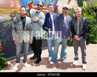 Los Angeles, USA. 02. Aug., 2026. (v.l.n.r.) Backstreet Boys - Howie Dorough, Kevin Richardson, Nick Carter, AJ McLean und Brian Littrell kommen zur Premiere von Paramount Pictures' PAW PATROL: THE DINO MOVIE im Paramount Pictures Studios in Los Angeles, CA am Sonntag, dem 2. August 2026 an. (Foto von Sthanlee B. Mirador/Sipa USA) Credit: Sipa USA/Alamy Live News Stockfoto