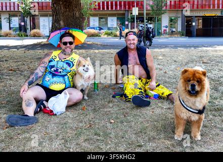 Stadt Brighton & Hove, Preston Park, East Sussex, UK, 2. August 2026. Festivalbesucher mit ihren Hunden im Preston Park. Dies ist das vierzehnte Jahr, in dem Pride on the Park im Preston Park stattfindet. Diana Ross ist am Sonntagabend die Hauptact, unterstützt von Five, Holly Johnstone und Mel C. Brighton & Hove Pride feiert stolz 35 Jahre mutige, freudige Sichtbarkeit der LGBTQ+-Gemeinschaft. Credit: Ian Humphreys/Alamy Live News Stockfoto
