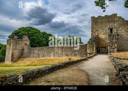 Pickering Castle von außen an einem bewölkten warmen Sommernachmittag gesehen Stockfoto