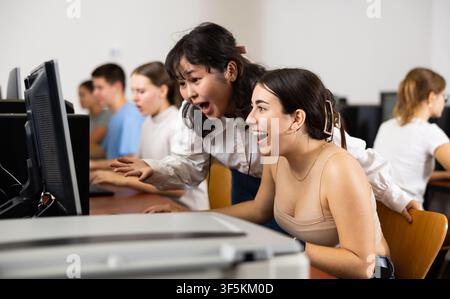 Porträt von weiblichen und männlichen Schülern, die im Unterricht an Computern arbeiten Stockfoto