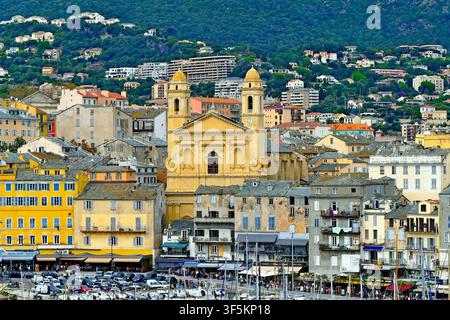 Blick auf die Kirche Saint-Jean-Baptiste und historische Gebäude am Ufer in Bastia, Korsika, Frankreich Stockfoto
