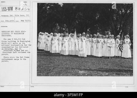 Das nationale Hauptquartier des Amerikanischen Roten Kreuzes in Washington, D.C., das am 12. Mai 1917 eingeweiht wurde, mit Präsident Woodrow Wilson und dem ehemaligen Präsidenten William Howard Taft, die die Parade abnehmen, und dem Erfrischungskorps des Roten Kreuzes, das teilnimmt. Stockfoto