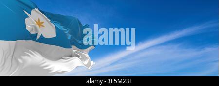 Flagge von Salt Lake City bei bewölktem Himmel im Hintergrund bei Sonnenuntergang, Panoramablick. Patriotisches Konzept über Salt Lake City und Platz zum Kopieren für ein breites Banner. 3d i Stockfoto