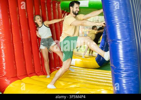 Gruppe von Menschen in einem aufblasbaren Vergnügungspark Stockfoto