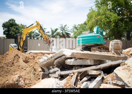 Nahaufnahme von zerbrochenen Betonplatten und Schutt, der auf einer Abbruchbaustelle aufgeschüttet ist Stockfoto