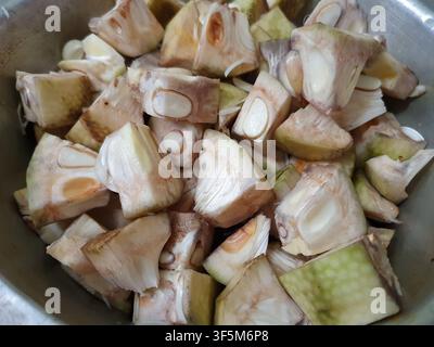 Nahaufnahme von gehackten rohen Jackfruchtstücken, bereit zum Kochen, frische geschälte Bio-grüne Jackfrucht-Würfel, vorbereitet für köstliche vegane und vegetarische Küche Stockfoto