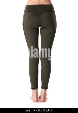 Frauenbeine in dunkelgrünen Sportleggings von hinten, Fitness- und Activewear-Bekleidung, isoliert auf weißem Hintergrund Stockfoto