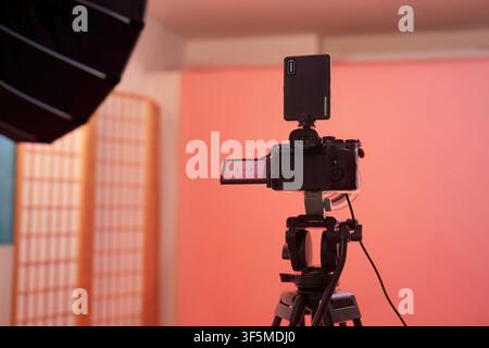 Digitale Kamera auf Stativ im Fotostudio für die Videoproduktion aufgestellt Stockfoto