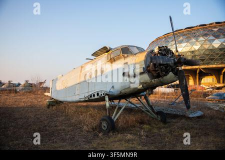 Belgrad, Serbien – 24. Januar 2020: Altes Flugzeug, das außerhalb des Luftfahrtmuseums in der Nähe des Nikola-Tesla-Flughafens in Belgrad, Serbien, ausgestellt ist. Stockfoto