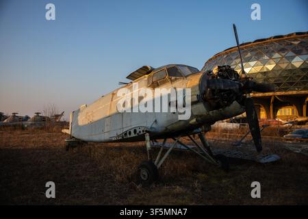 Belgrad, Serbien – 24. Januar 2020: Altes Flugzeug, das außerhalb des Luftfahrtmuseums in der Nähe des Nikola-Tesla-Flughafens in Belgrad, Serbien, ausgestellt ist. Stockfoto